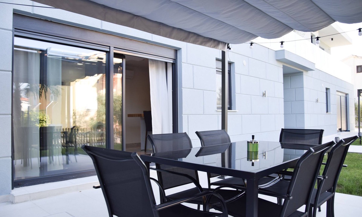 Drenje Apartment | 2 Bed House - Sleeps 4 - Hottub - Garden - Parking
