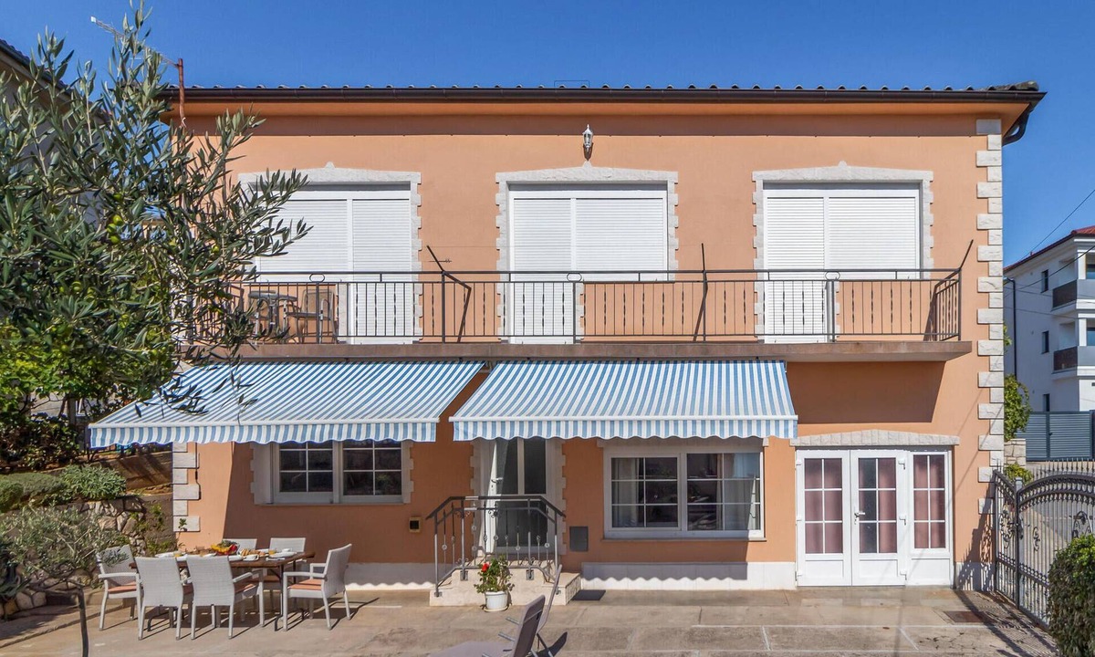 Selce Apartment | 3 bedroom beach front apartment in Selce