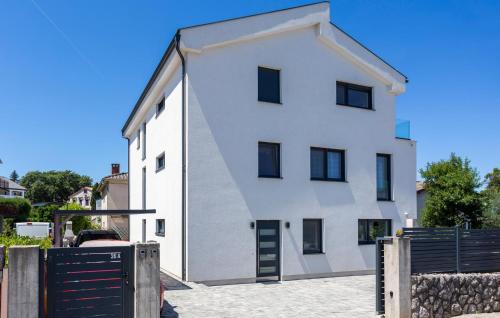 Malinska Apartment | 3 Bedroom Cozy Apartment In Malinska