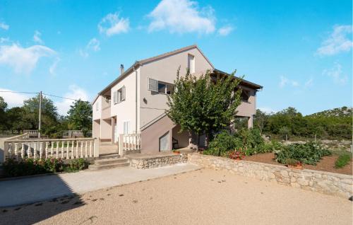 Velim Apartment | 3 Bedroom Lovely Apartment In Radasinovci