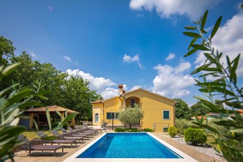 Kapelica Villa | 4 BDR Villa Filleona with Pool - Happy Rentals