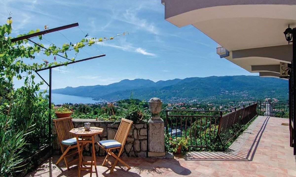 Kastav Apartment | Amazing apartment in Kastav with house sea view