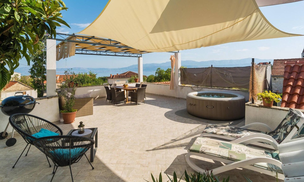 Mirce Apartment | Amazing apartment in Mirca with house sea view