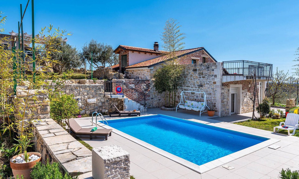 Razanac House | Amazing home in Razanac