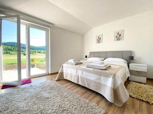 Otocac Apartment | Apartman Fenestra s terasom i pogledom na Gacku