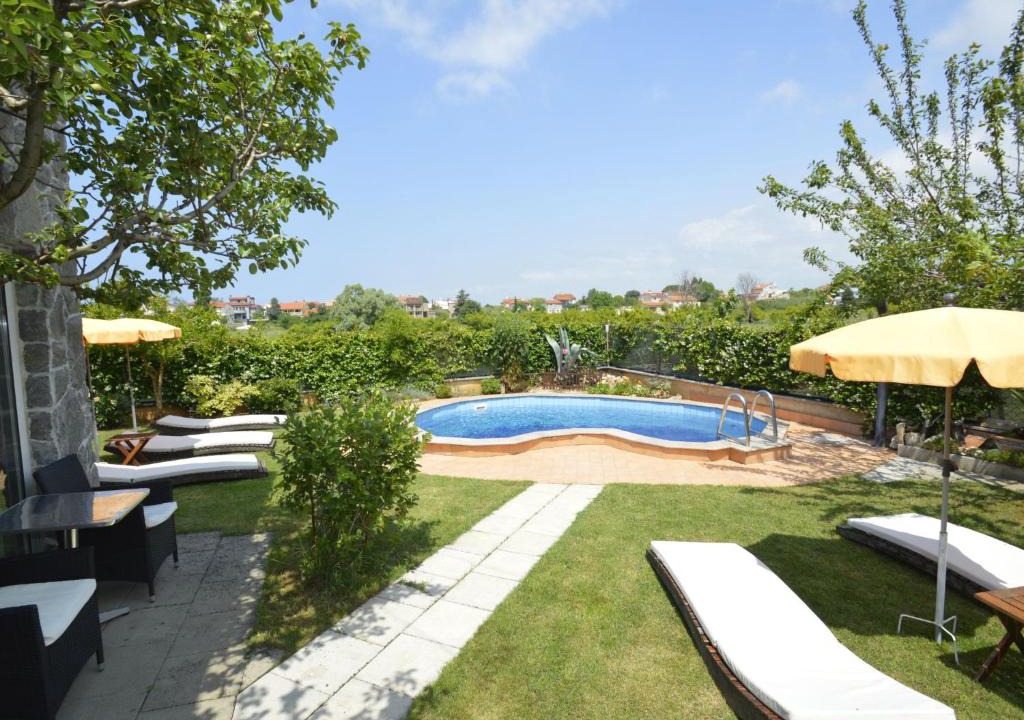 Valbandon Apartment | Apartment Zwei Rosen - PUL555 by Interhome