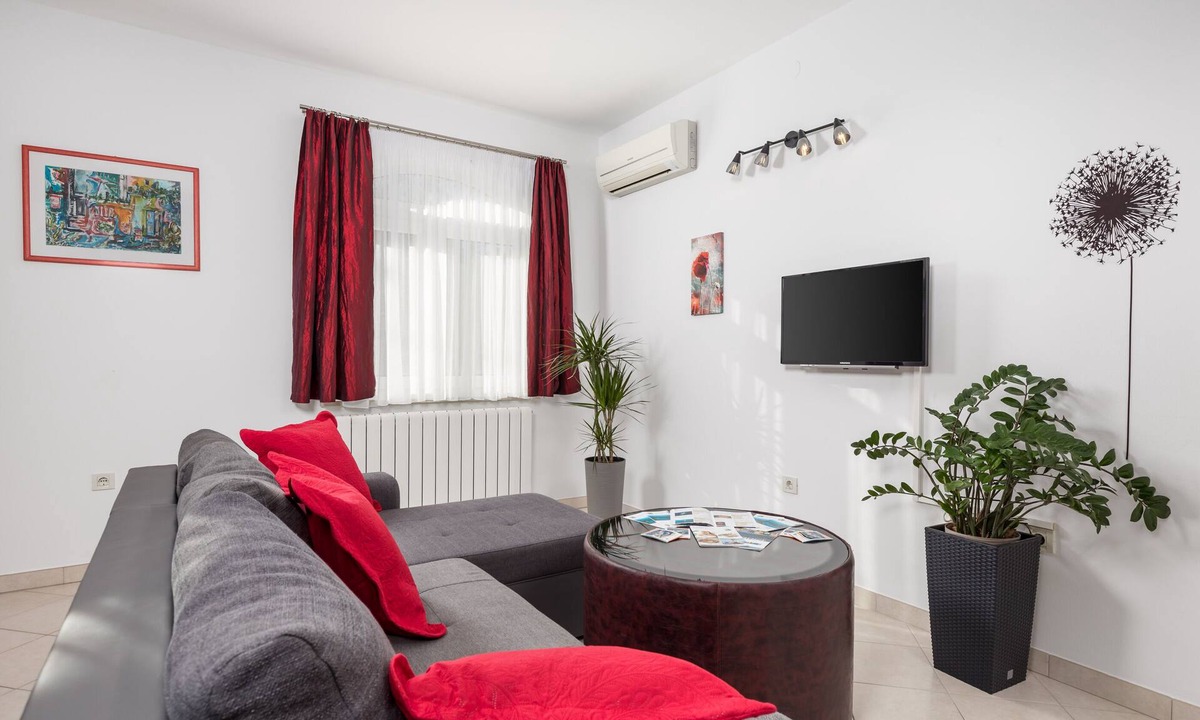 Kraljevica Apartment | Apartments and Room Slavica (68421-A1) - Kraljevica