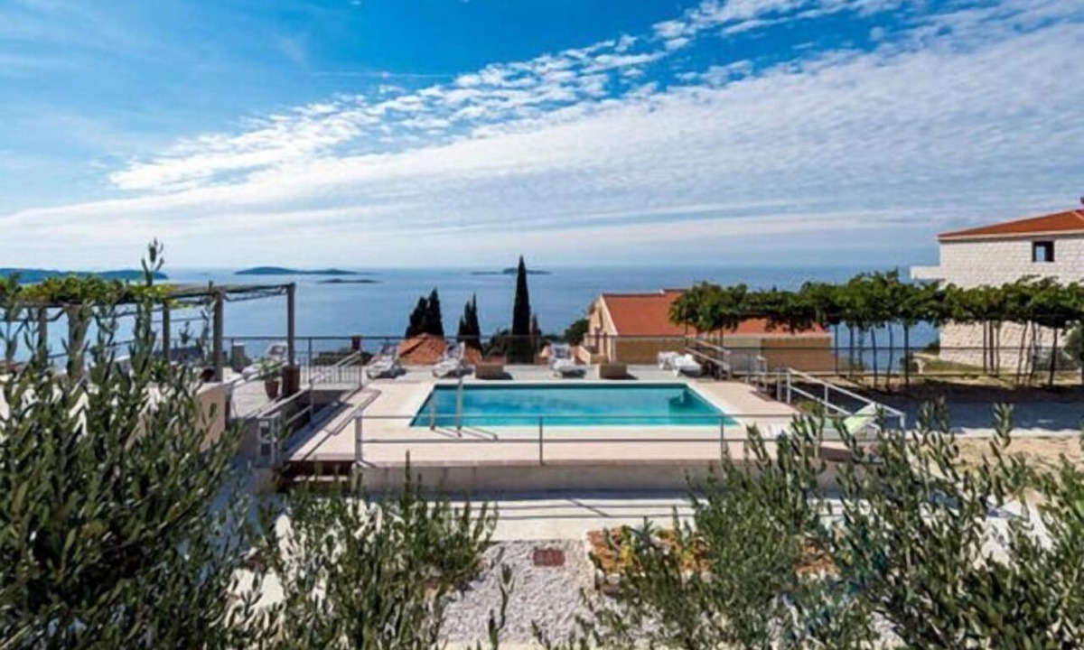 Zavrelje Apartment | Apartments Klis -Two-Bedroom Apartment with Terrace