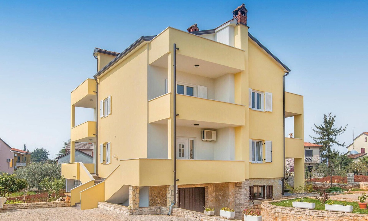 Lovrecica Apartment | Awesome apartment in Lovrecica with WiFi