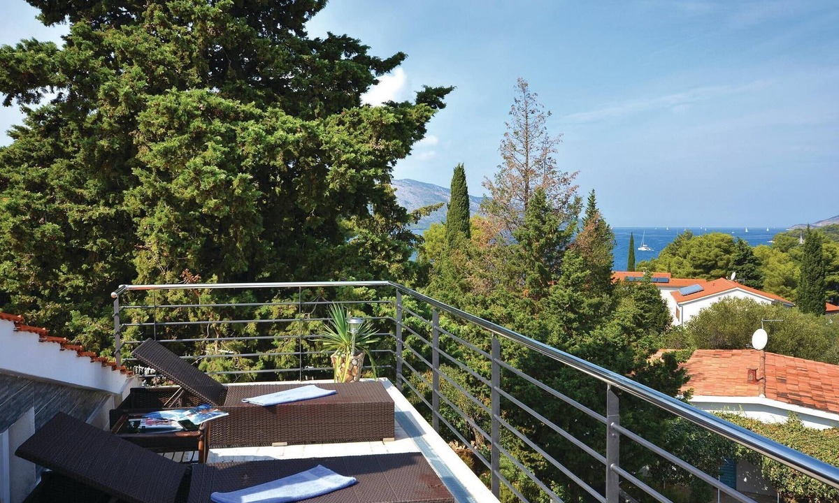 Stari Grad Apartment | Beach front apartment in Stari Grad with WiFi
