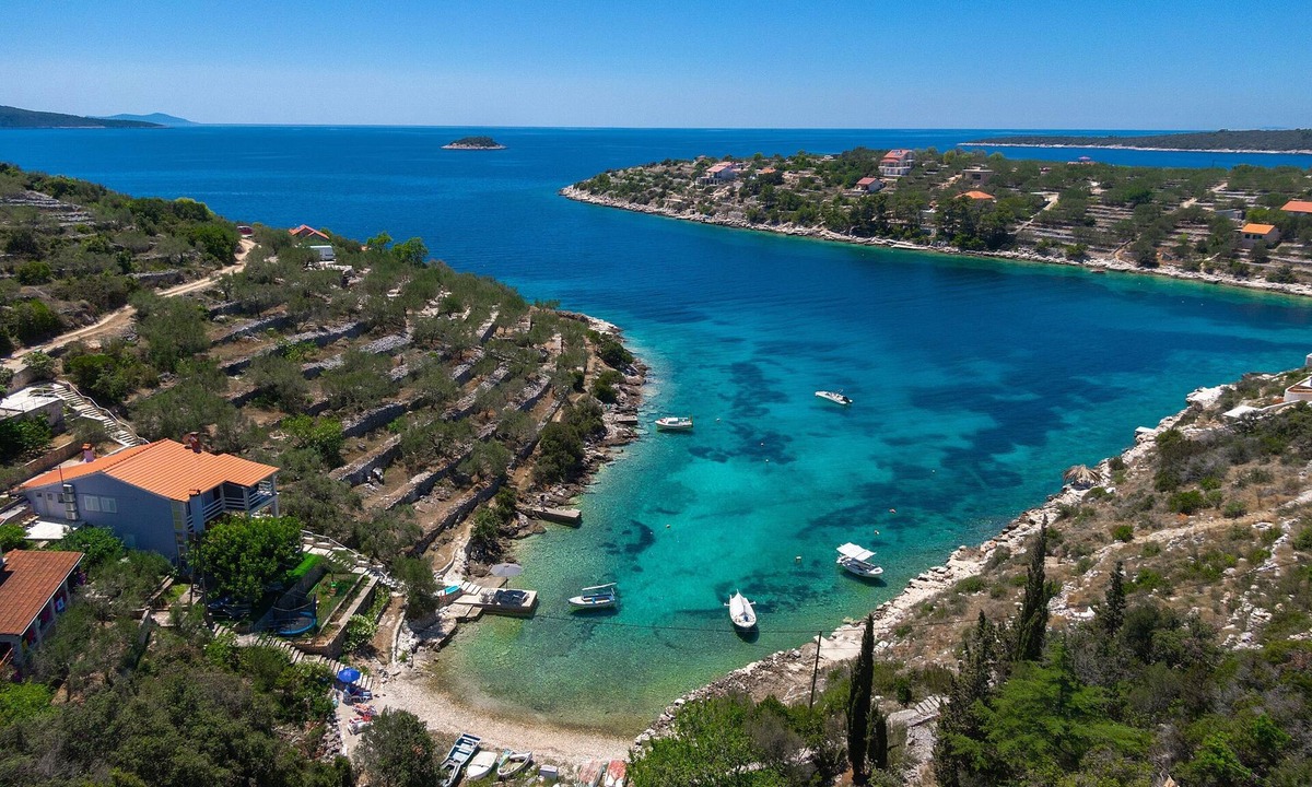 Vela Luka House | Beachfront family-friendly house with hot tub Cove Stratinčica, Korčula (K-9265)