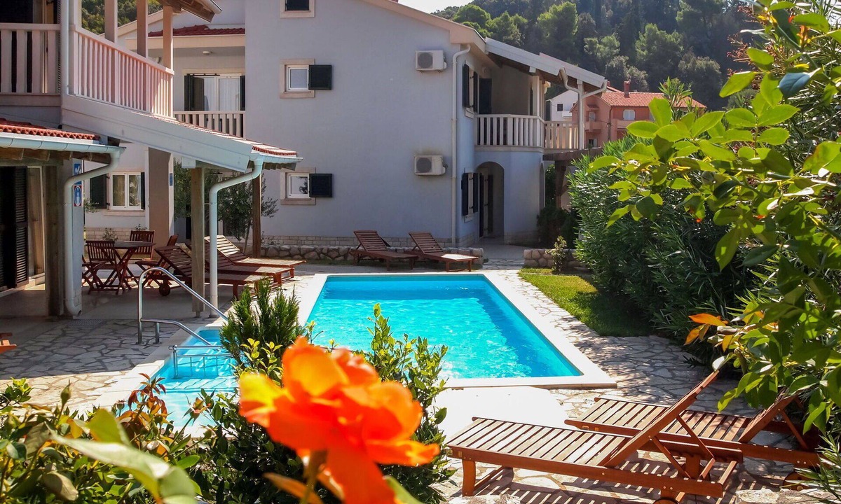Kampor Apartment | Beautiful apartment for 4 people with WIFI, A/C, pool, TV and balcony