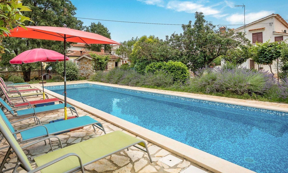 Veleniki Apartment | Beautiful apartment for 5 guests with WIFI, pool, A/C, TV, terrace, pets allowed and parking