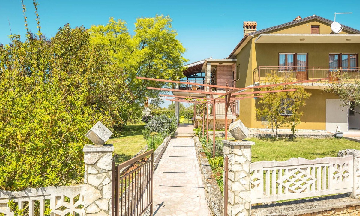Lovrecica Apartment | Beautiful apartment in Lovrecica with WiFi