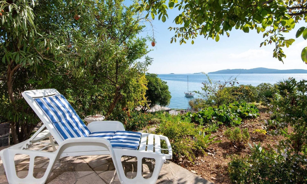 Kuciste Apartment | Bella Perna 2-Bedroom Holiday Apartment with Sea-view!