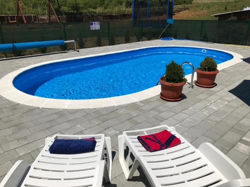 Rakovica Apartment | Charming Apartment in Rakovica with Shared Pool