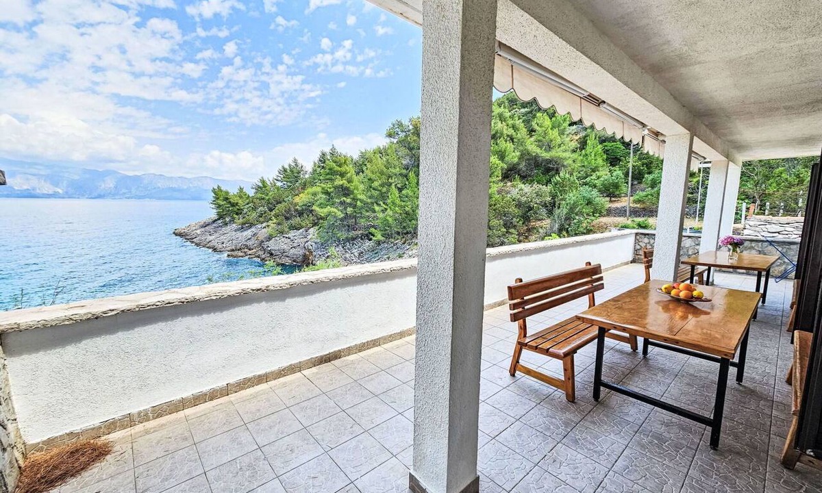 Bogomolje Apartment | Cosy apartment for 11 guests with WIFI, TV and terrace