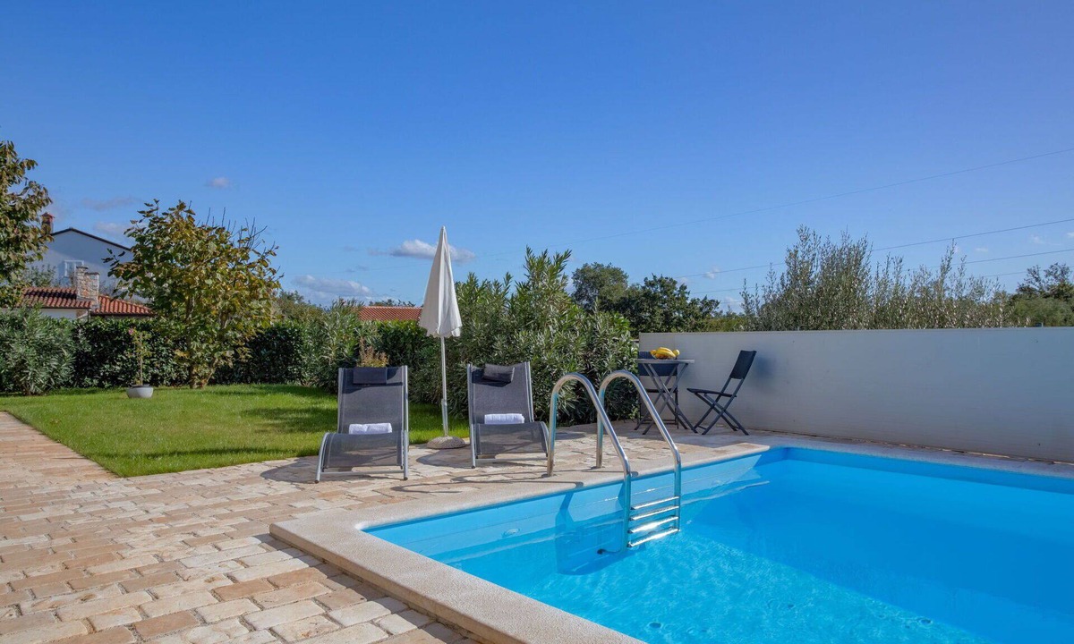 Nova Vas Apartment | Cosy apartment for 3 guests with A/C, WIFI, pool, TV, terrace and panoramic view