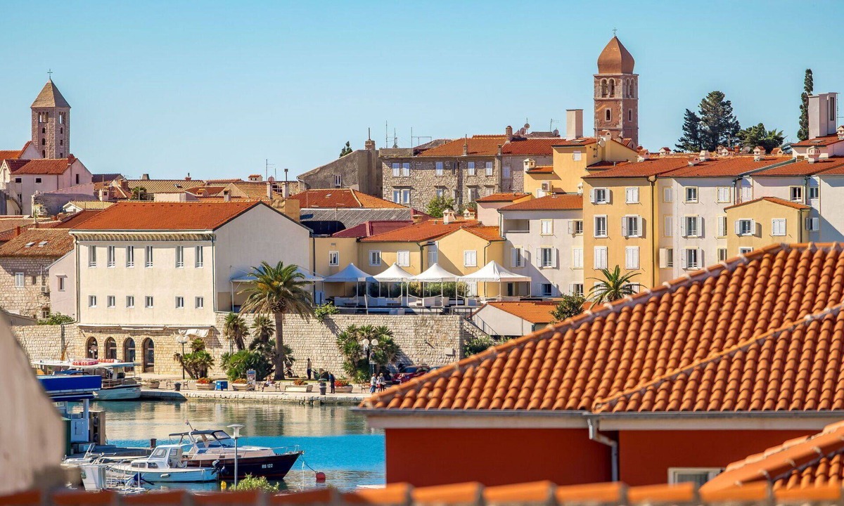 Rab Apartment | Cosy apartment for 4 guests with WIFI, pool, A/C, TV and balcony