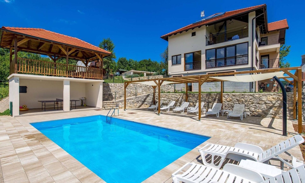 Rakovica Apartment | Cozy apartment in Rakovica with swimming pool
