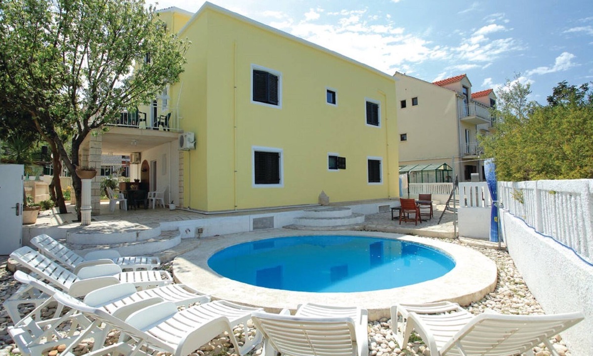 Cove Tri Zala (Zrnovo) Hostel | Dragan's Den - Bed in 12-Bed Mixed Dormitory Room No 3