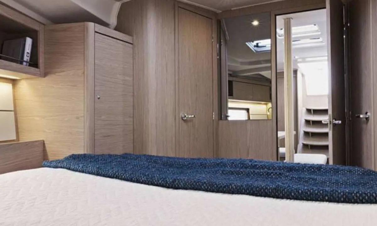 Komolac Boat Rental | Dubrovnik Delight: A Sun-Kissed Sailing Experience