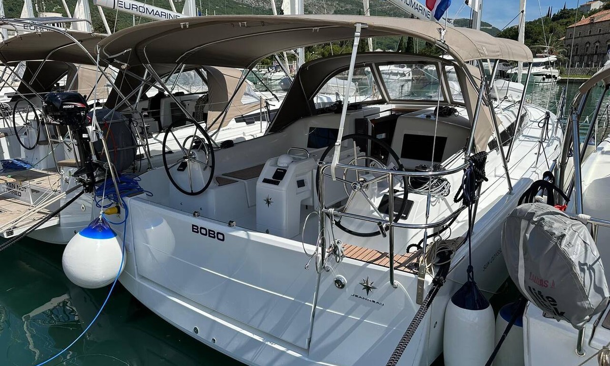 Komolac Boat Rental | Dubrovnik Delight: A Sun-Kissed Sailing Experience