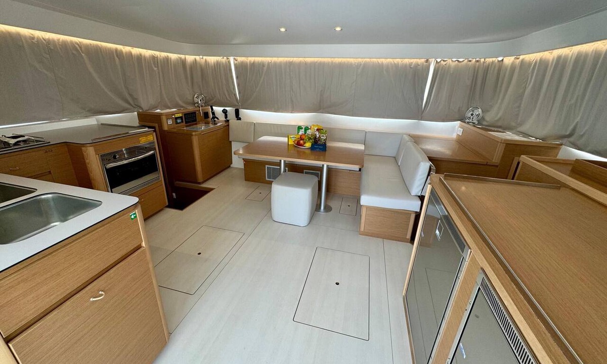 Komolac Boat Rental | Dubrovnik Delight: A Sun-Kissed Sailing Experience