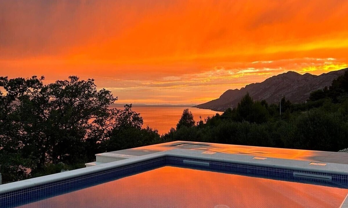 Brela Villa | Exklusive Villa in Privater Lage mit 5 Schlafzimmer und Beheiztem Außenpool