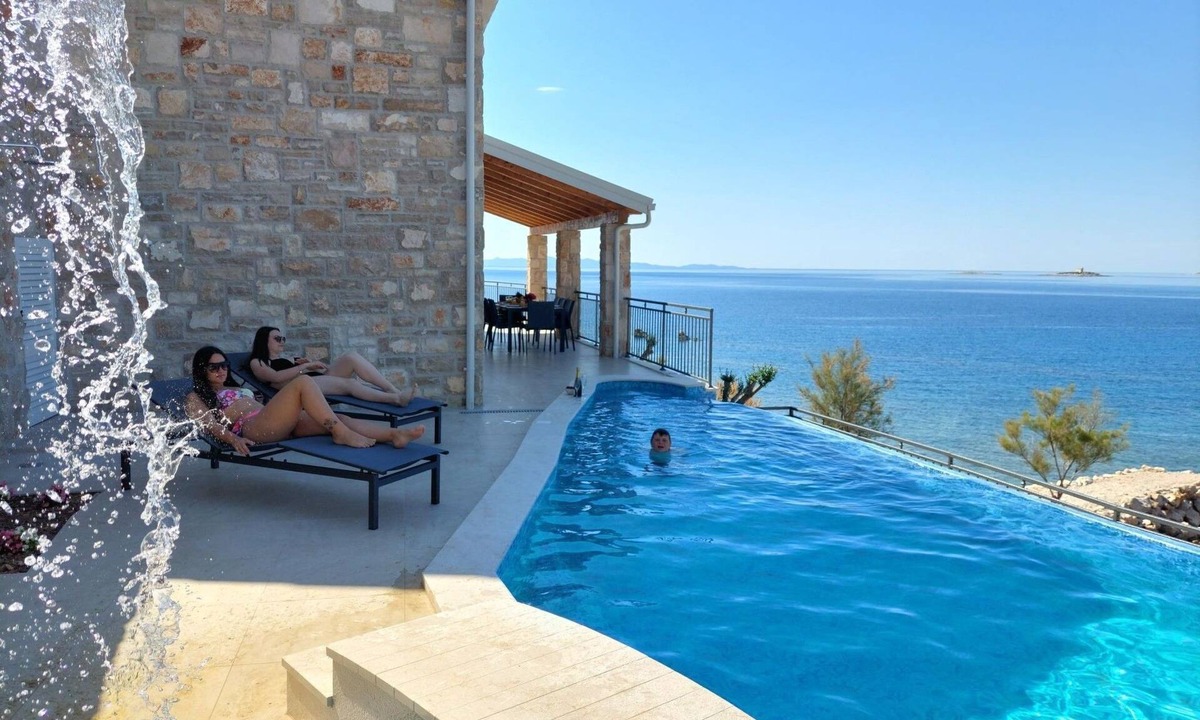 Stankovici House | Ferienvilla "Dalmatiner" mit Infinity Pool by Interhome