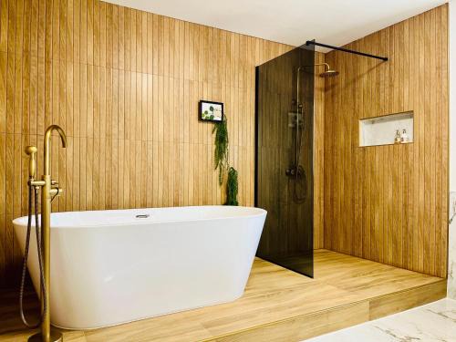 Licko Lesce Apartment | Filuma Suite - Riverside Terrace on Gacka River