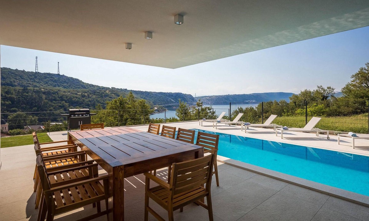 Bakarac House | Gorgeous home in Bakarac with private swimming pool, can be inside or outside