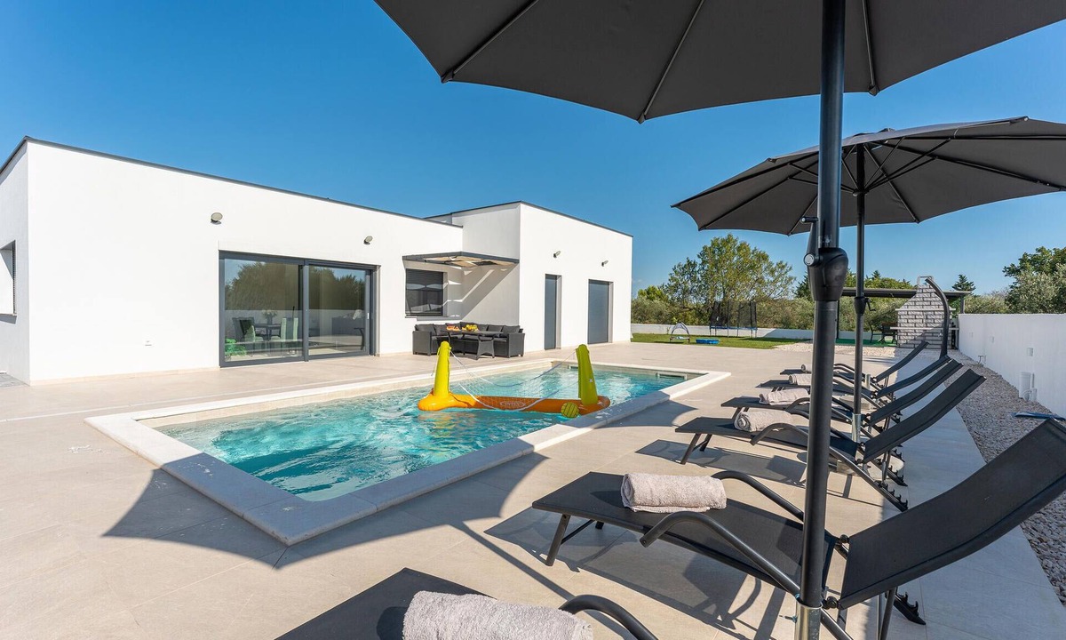 Skabrnja House | Gorgeous home in Prkos with private swimming pool, can be inside or outside