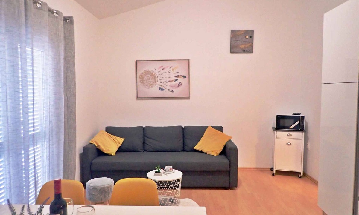 Seline Apartment | Holiday apartment with air conditioning, washing machine and balcony