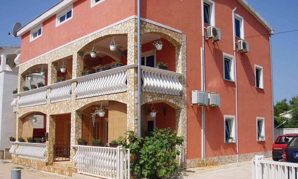 Vir Apartment | Holiday apartment with air conditioning only 200 meters from the beach