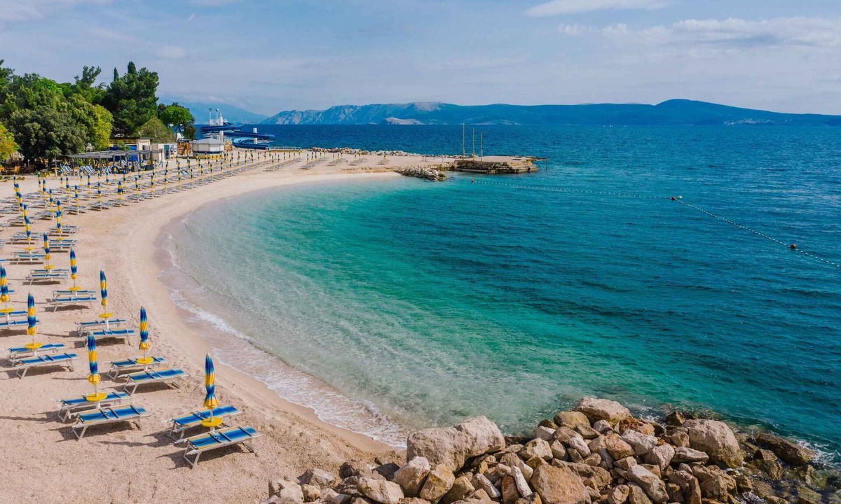 Selce Apartment | Holiday apartment with balcony and sea view