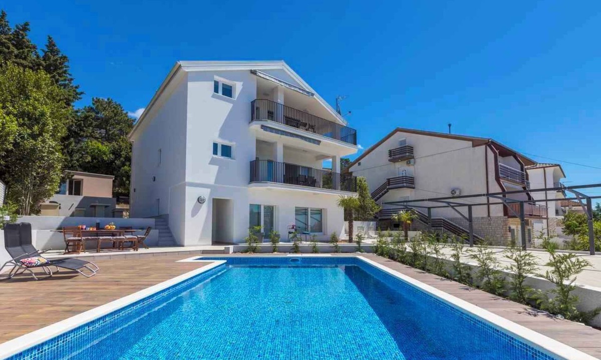 Dramalj Apartment | Holiday apartment with air conditioning and outdoor pool