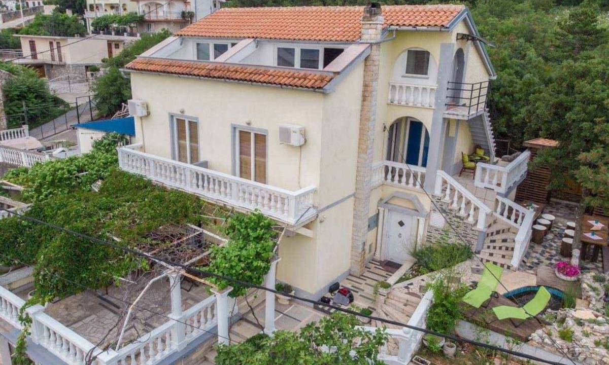 Klanfari Apartment | Holiday apartment with lake view and balcony