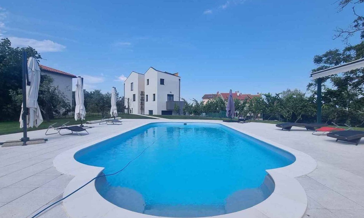 Njivice Apartment | Holiday apartment with air conditioning and outdoor pool