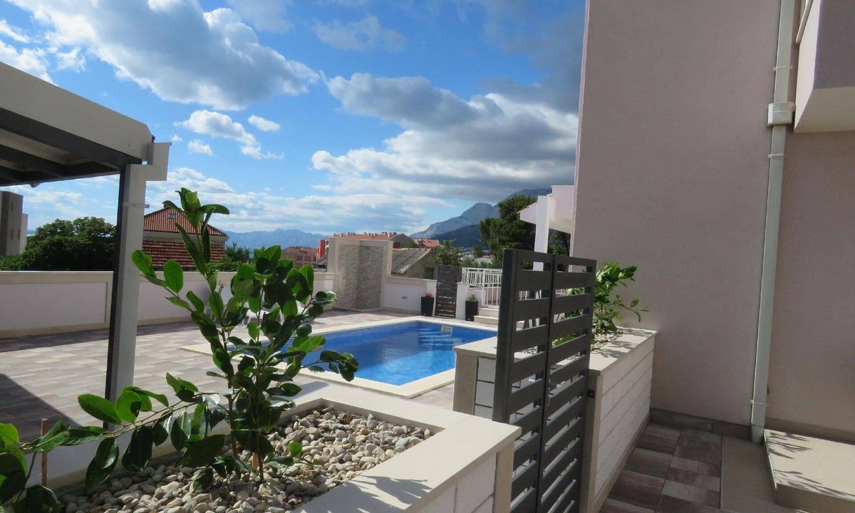 Istok House | Holiday flat "Natasha" with pool