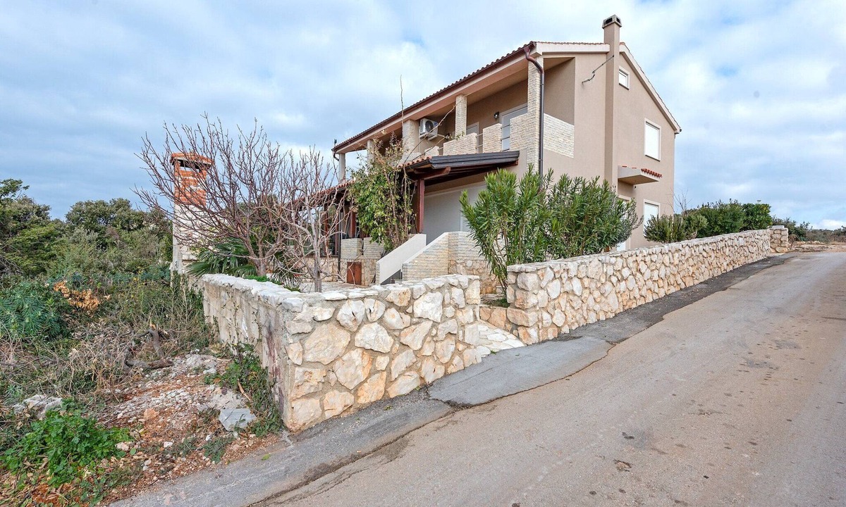 Kolan House | Holiday Home Mandre near Stunning Beaches