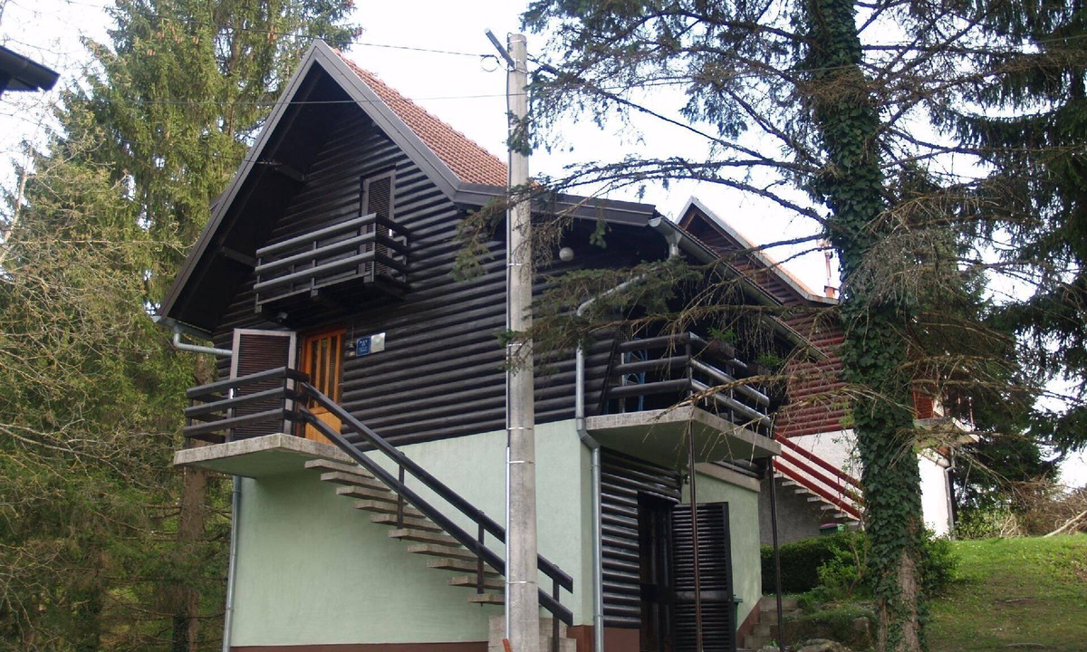 Vrbovsko House | Holiday home with terrace, grill and garden
