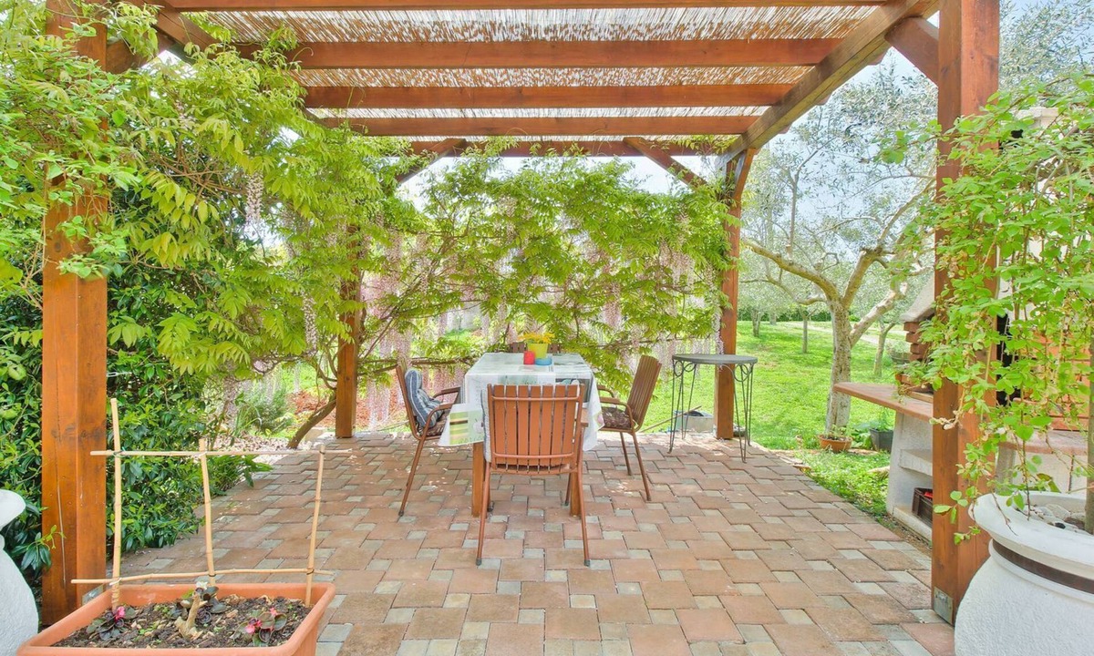 Đuba Apartment | Idyllic flat just 500 metres from the beach with sunbathing lawn and barbecue