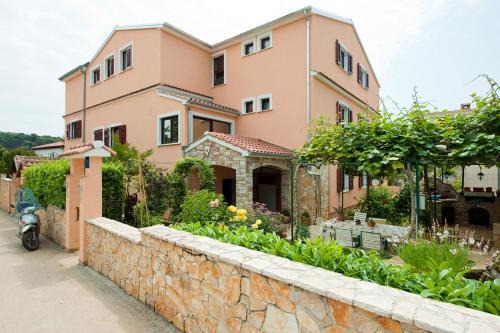 Borik Apartment | Idyllisches Apartment nur 200 Meter zum Strand mit Taxibootverbindung nach Rovinj