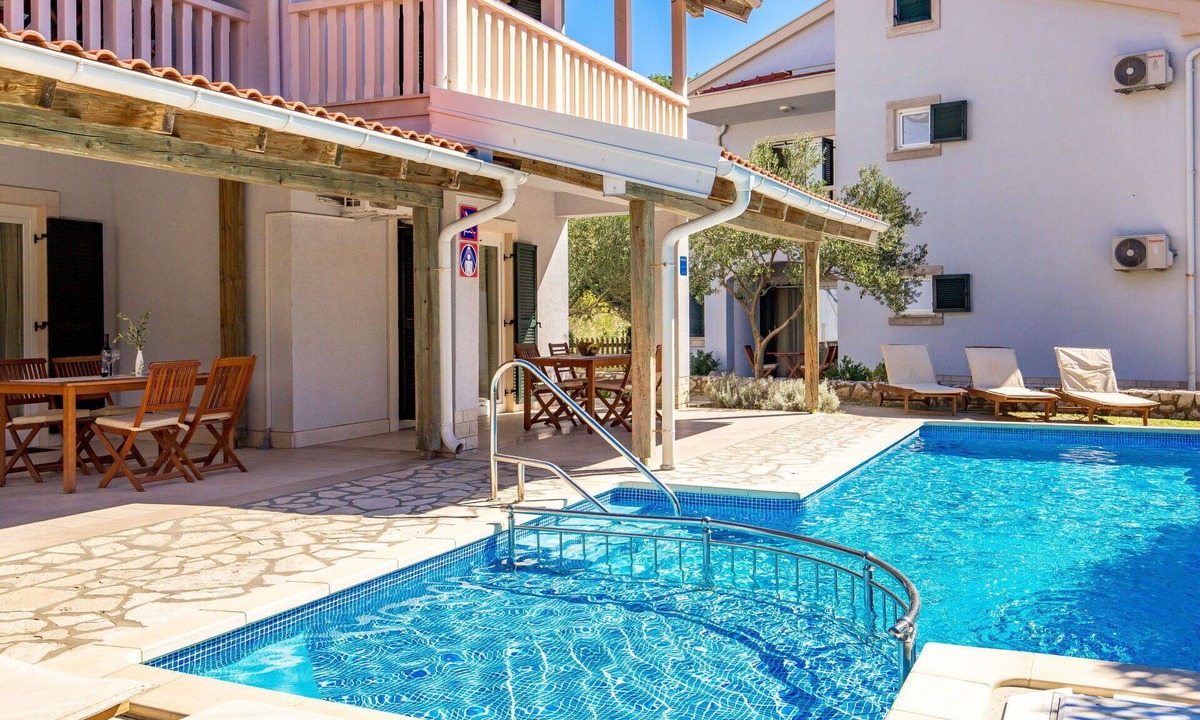 Kampor Apartment | Lovely apartment for 4 people with A/C, pool, WIFI, TV and balcony