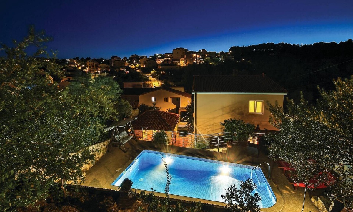 Okrug Gornji Apartment | Lovely apartment in Okrug Gornji