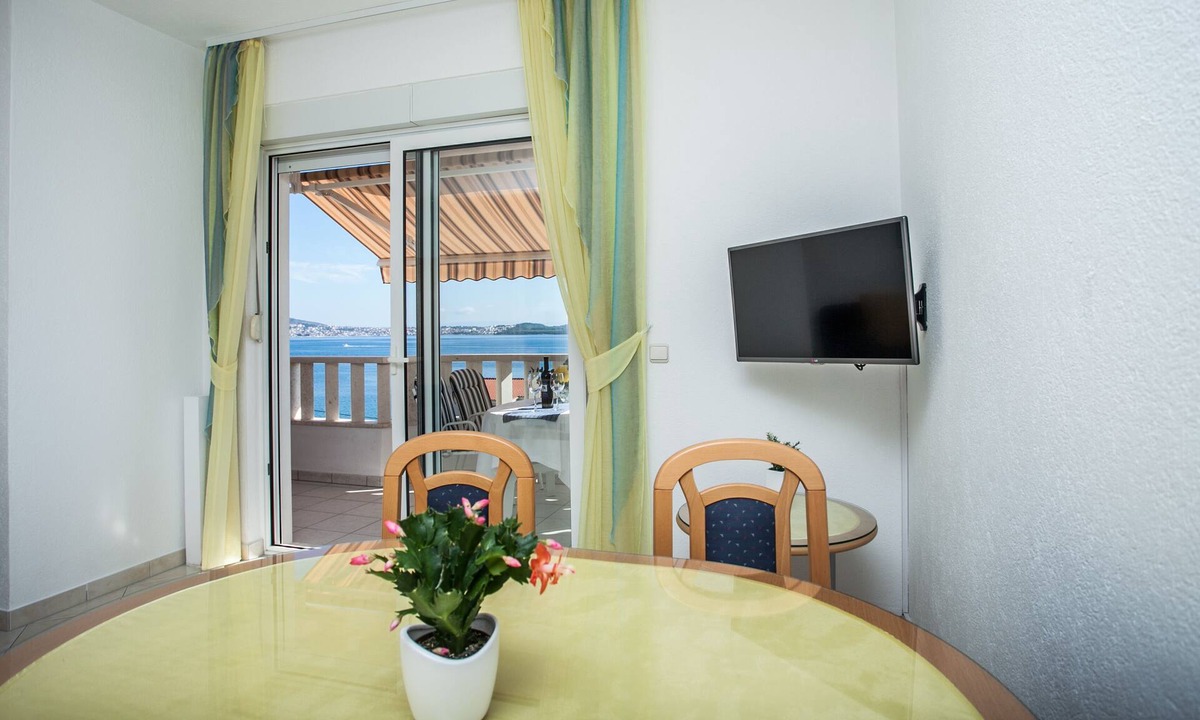 Seget Donji Apartment | Lovely apt for 4, balcony, sea view, beach at 50m