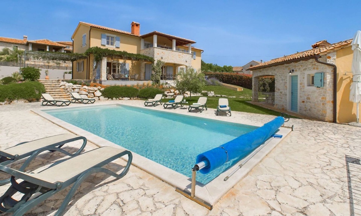 Heraki House | Luxuriöse Villa mit Schwimmbad und großem Garten by Interhome