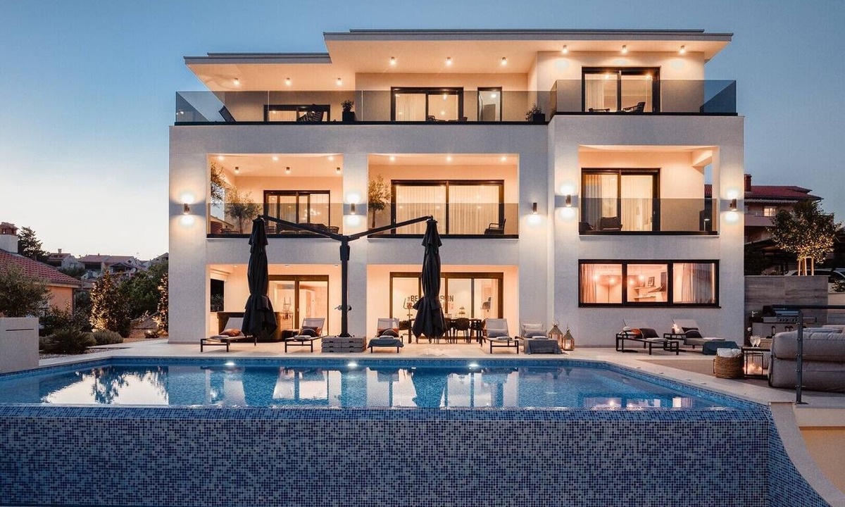 Kornic Villa | Luxuriöse Villa mit 4 Schlafzimmern, privatem Swimmingpool und Meerblick