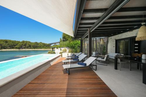 Zdrelac Villa | Luxury Feel Good House by the Sea with the Pool